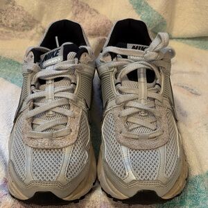 Nike Vomero 5 Gray and Black Sneakers - size 8